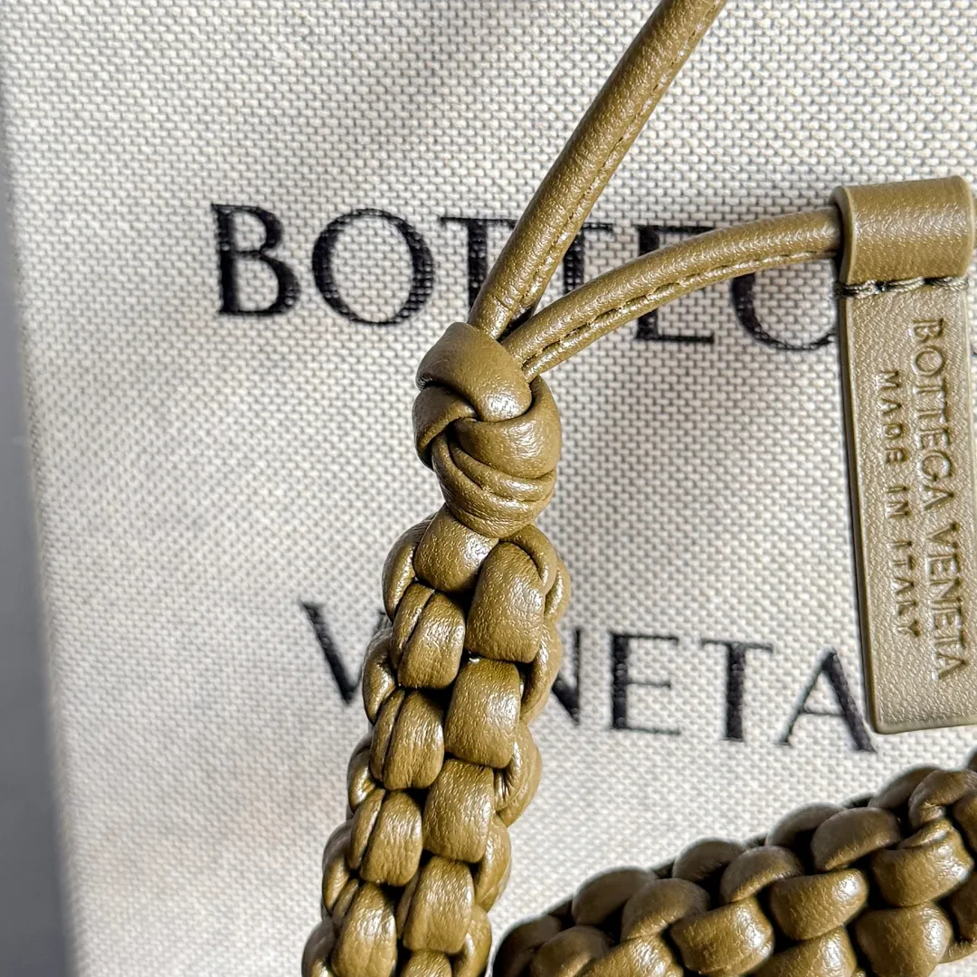 Batch 420 Let’s see what new cute little thing BV has released~ It’s this letter pendant, which is different from the puppy pendant. The weaving of this letter is more three-dimensional, and the material is very solid, and it is not easy to deform even if it is folded. Style number: K